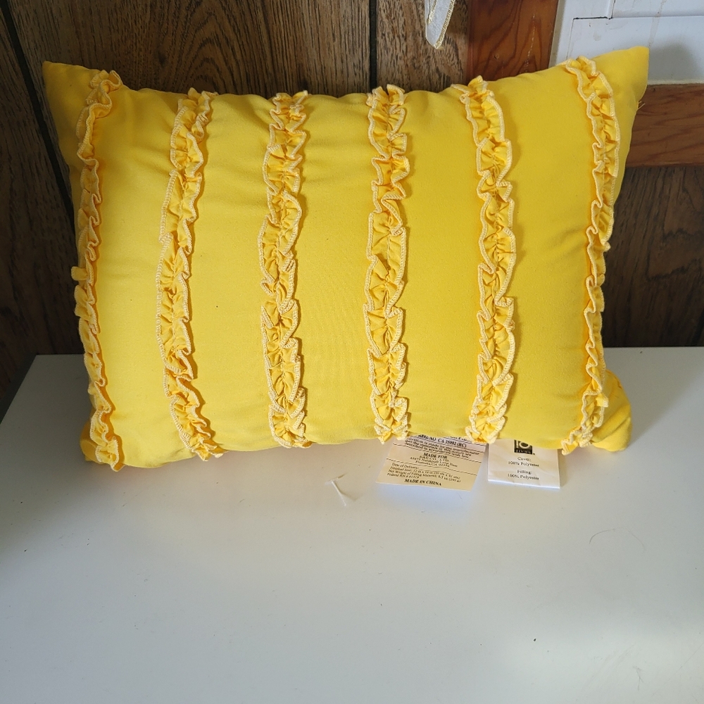 INTELLIGENT DESIGN yellow pillow toss throw ruffle pleat bed chair couch beach